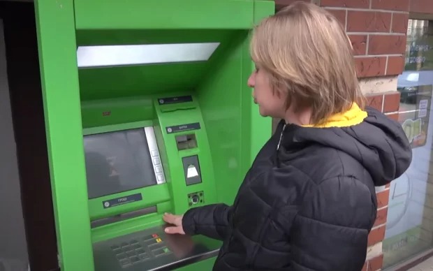 Обмеження на зняття готівки: українцям пояснили нові ліміти в банкоматах