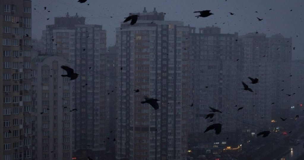 Чому графіки відключень світла можуть змінюватися кілька разів на день: пояснення експерта