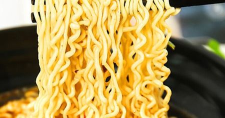 Смертельний челендж у соцмережах: підліток з’їв локшину швидкого приготування та загинув