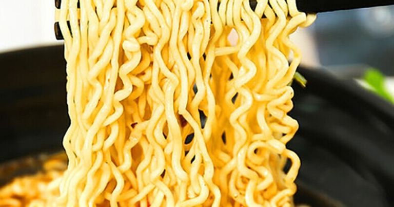 Смертельний челендж у соцмережах: підліток з’їв локшину швидкого приготування та загинув