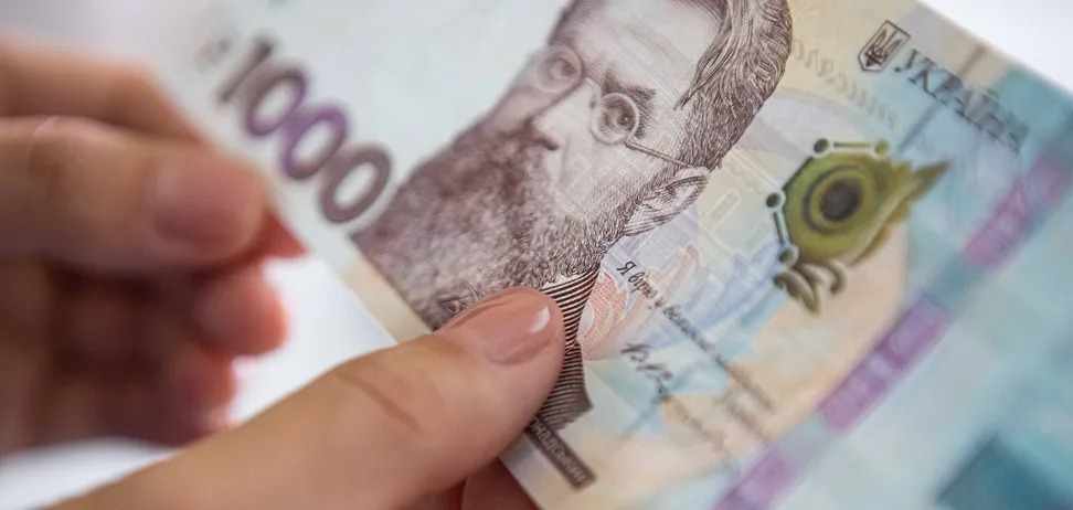 На картку надійде виплата одразу за 2 місяці: кому в Україні нарахують гроші до кінця грудня