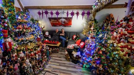 Різдвяний рекорд у Німеччині: родина встановила 621 ялинку у своєму будинку