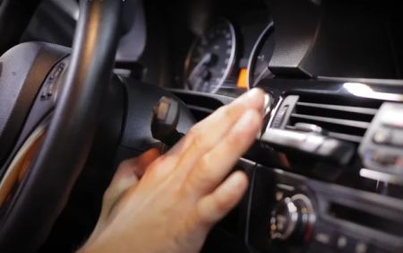 Кондиціонер в автомобілі взимку: експерти розповіли, чому варто час від часу його вмикати, а не чекати до весни