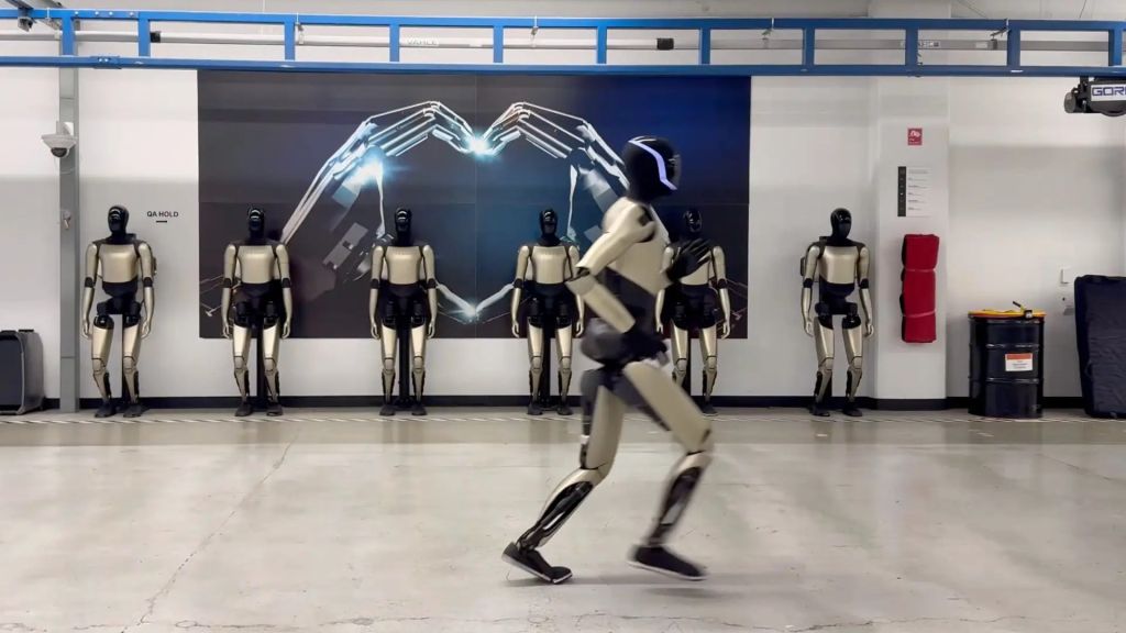 Маск показав, чому навчився його гуманоїдний робот Optimus за останні 2,5 роки