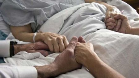 Медсестра хоспісу назвала шість ознак наближення смерті