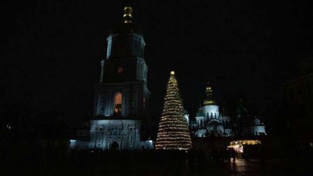 У Києві відкрили головну новорічну ялинку: скільки іграшок пішло на 16-метрове дерево