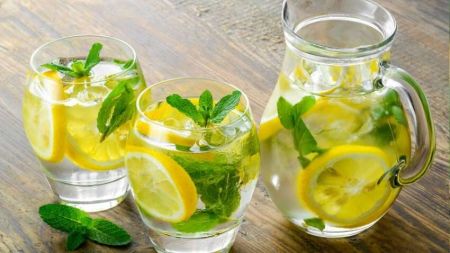 Чи справді вода з лимоном допомагає схуднути і «очищає організм»: пояснення медиків