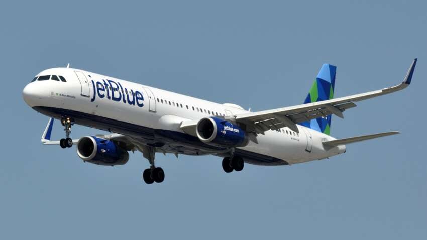 Пасажир посварився з дівчиною та відкрив аварійні двері під час руху літака