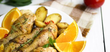 Як смачно приготувати курячі стегна на обід: м’ясо вийде дуже соковитим