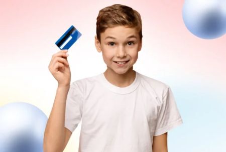Банківська картка для дитини: з якого віку варто привчати до кишенькових витрат