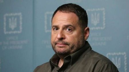 Припускають, що хоче за кордон: Єрмака помітили в офісі зовнішньої розвідки