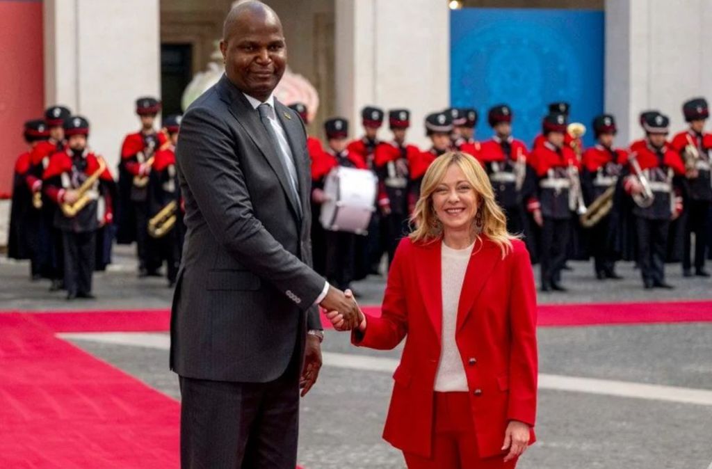 Мали кумедний вигляд: маленьку зростом Джорджу Мелоні сфотографували з 2-метровим президентом Мозамбіку