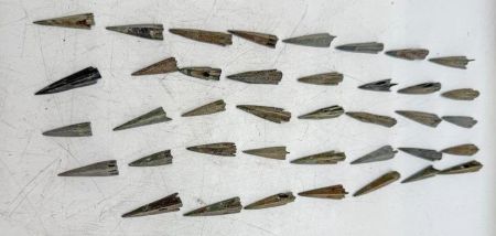 З України хотіли вивезти унікальну колекцію монет і наконечників до стріл. Фото