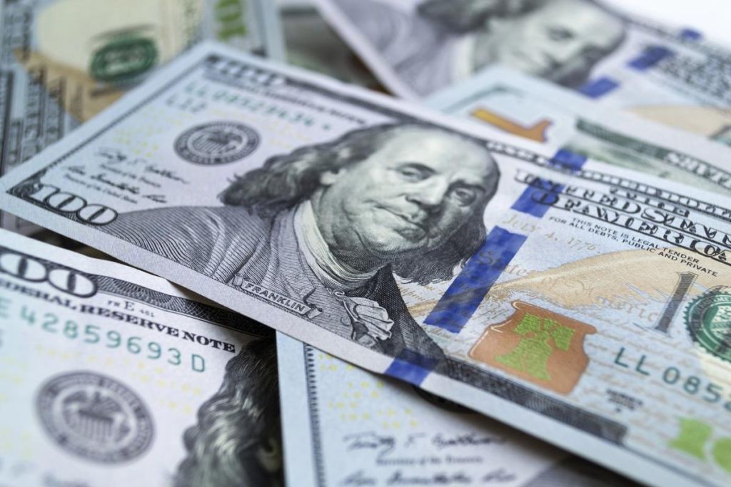 Скільки коштує зараз купити 100 доларів в Україні: прогноз банкіра до 18 січня