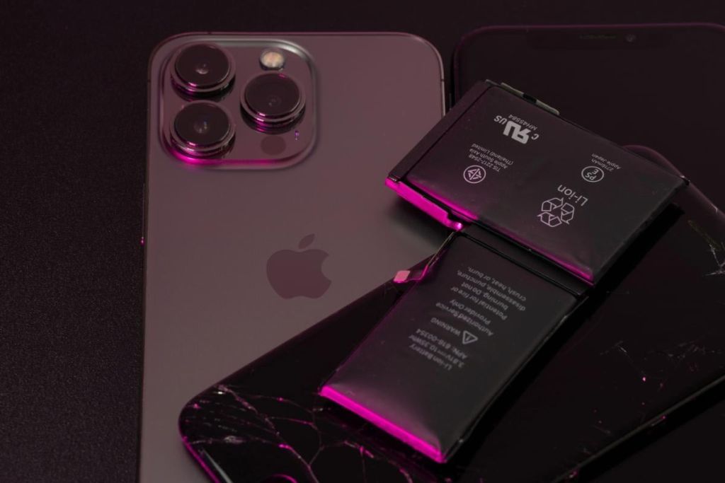 Чоловік перевірив “метод Apple” і два роки заряджав iPhone до 80%: що це дало