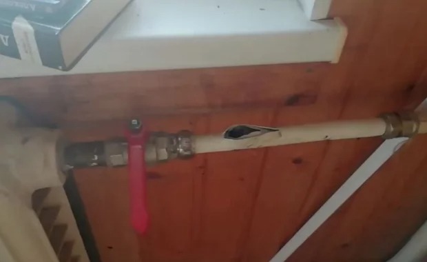 За яких умов замерзає вода та лопаються труби: критичні температурні показники