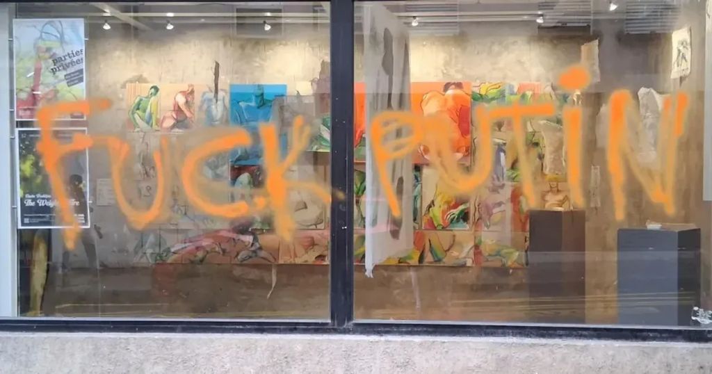 У Парижі понівечили галерею, де працює ймовірна донька Путіна (фото)