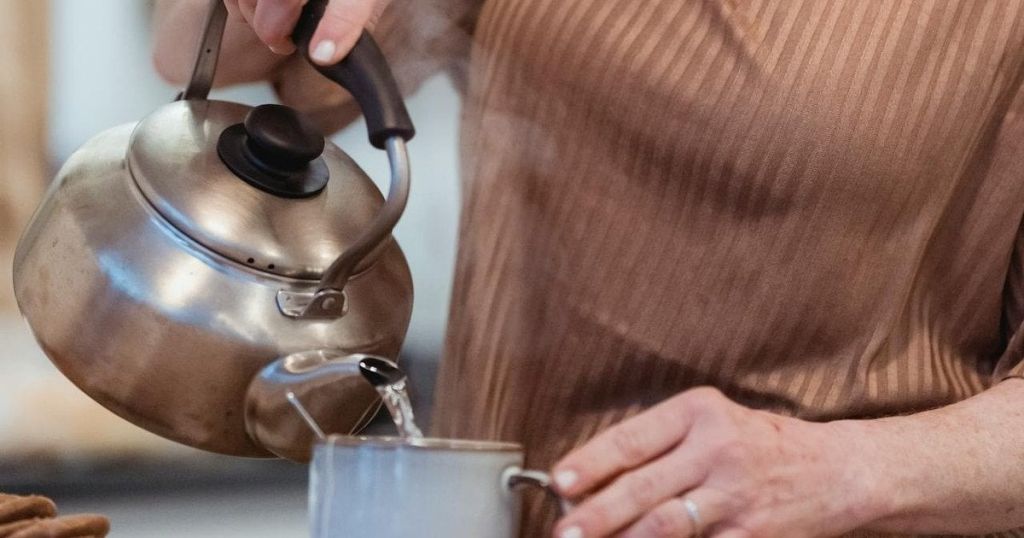 Як правильно зберігати та знезаражувати воду вдома під час відключень