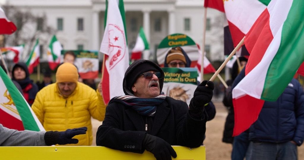 Протести в Ірані набирають обертів: влада заблокувала Інтернет по всій країні