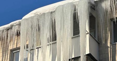 “Життя бурульки”: у Тернополі жінка не дає комунальникам збити кригу з даху