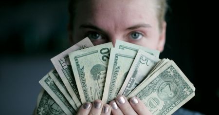 Чоловік випадково отримав 330 зарплат: як він вчинив далі