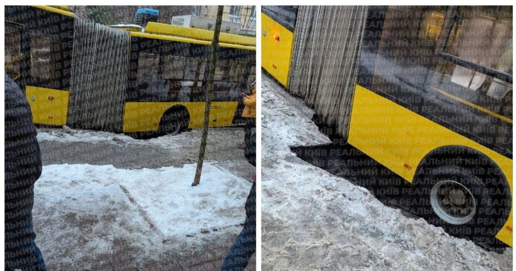 У Києві під асфальт провалився тролейбус: де призупинено рух