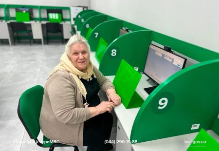 У Чернівцях 71-річна жінка успішно склала теоретичний іспит з водіння