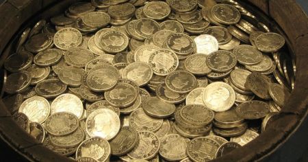 Золото на сотні тисяч доларів під ногами: пара випадково відкопала монети Тюдорів