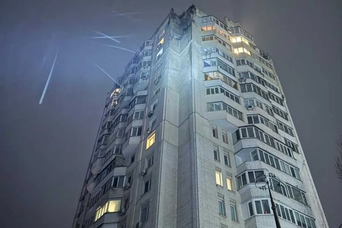 У Голосіївському районі Києва безпілотник пошкодив багатоповерхівку