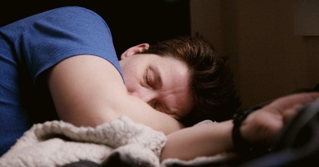 Сон без подушки знижує ризик небезпечної хвороби — дослідження