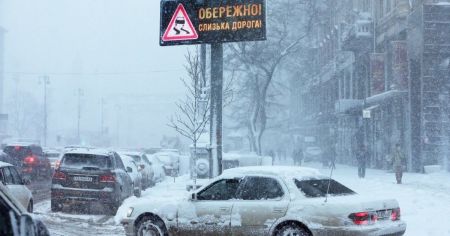 Водіїв штрафуватимуть за неочищений сніг на авто: які суми і де саме