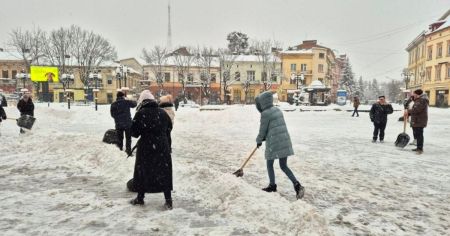 Кожному по лопаті: в Івано-Франківську знайшли спосіб боротися зі снігом