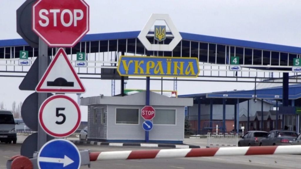 Виїзд за кордон по-новому: кого з чоловіків випускають з 1 січня 2026 року