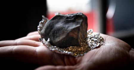 Дівчинка випадково виявила метеорит старший за Землю