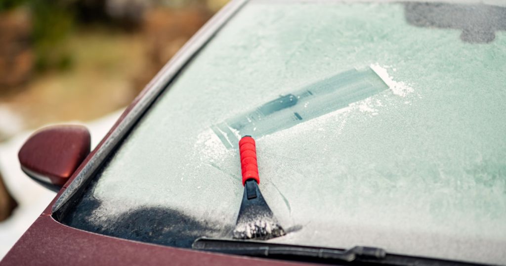 Водіям радять натирати лобове скло картоплею: навіщо це робити