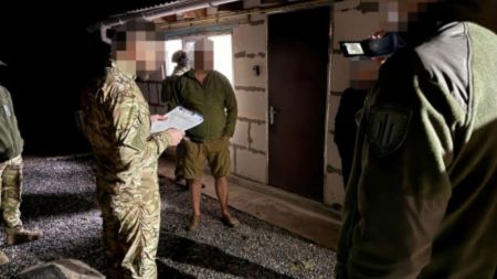 Офіцер ЗСУ катував підопічних та імітував розстріл – ДБР