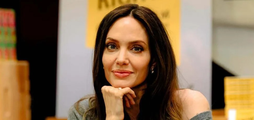 Анджеліна Джолі готується почати нове життя далеко від США та продає свій розкішний маєток: де житиме зірка