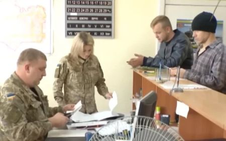 Чи потрібно повідомляти ТЦК про зміну паспорту: юристи пояснили всі нюанси