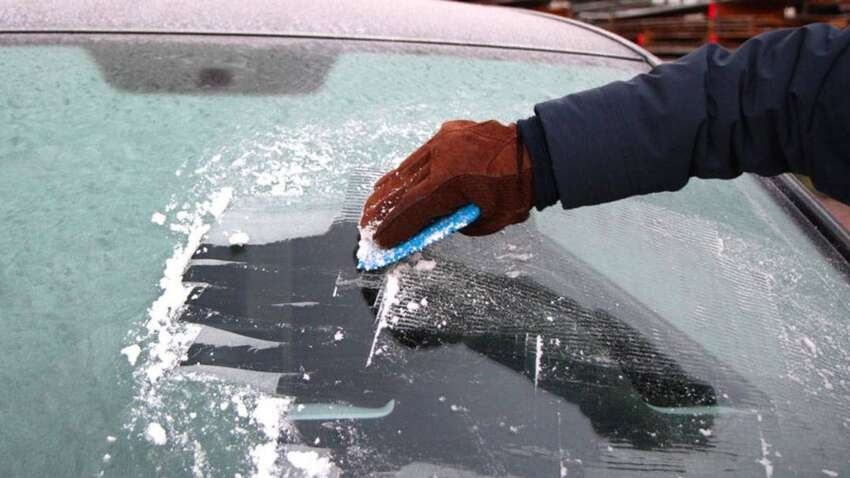 Автоексперти назвали неочікуваний спосіб захистити лобове скло взимку