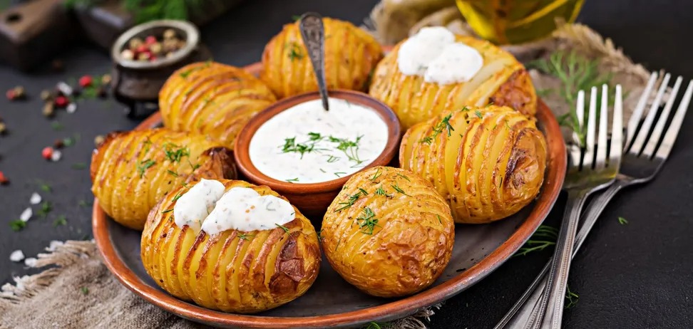 Як із печі: смачна запечена картопля по-українськи із салом і спеціями