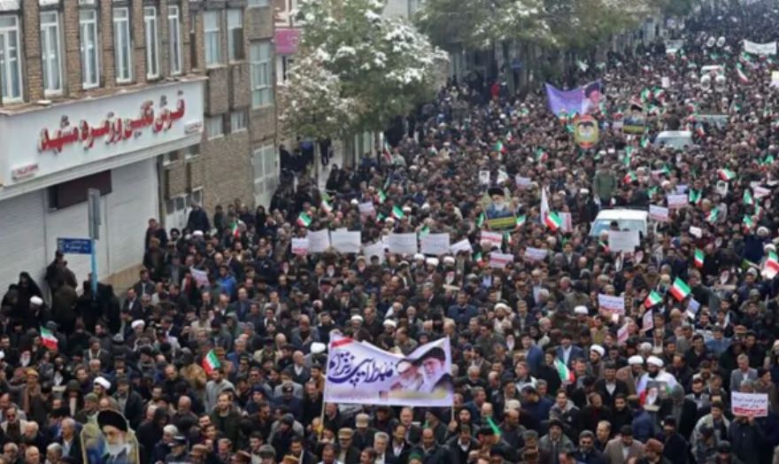 В Ірані вуличні протести набули небачених масштабів: люди кличуть Трампа