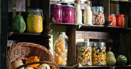 Продукти, які варто мати вдома на випадок тривалих відключень