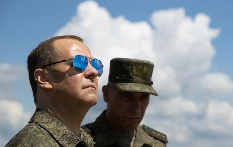 Мєдвєдєв знову розкидається ядерними погрозами: “Ми не божевільні, але …”