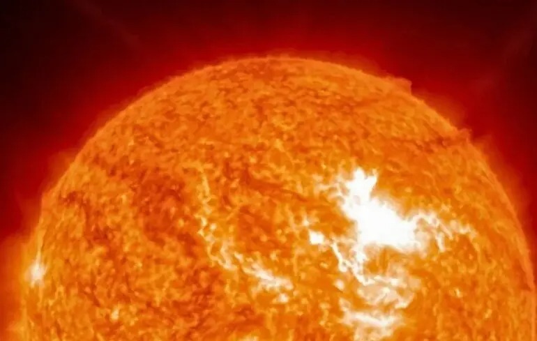 Космічний «поцілунок» на День закоханих: Землю накриє магнітна буря, як вберегти здоров’я