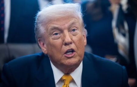 “Я з тобою повеселюся”: Трамп погрожує судом ведучому “Ґреммі” через жарт про Епштейна