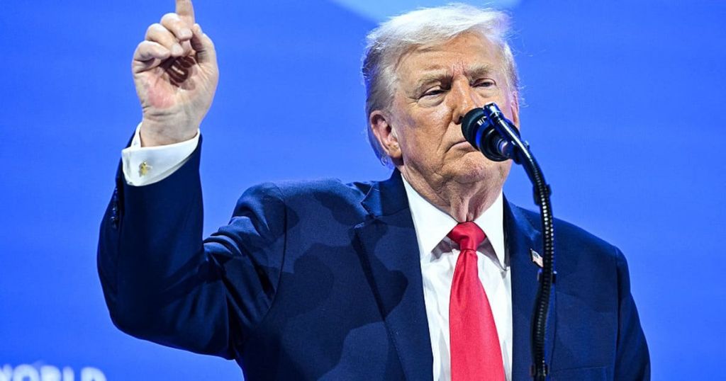 “Не буде плювання в обличчя нашим офіцерам”: Трамп жорстко висловився про протести у США