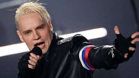 Лизнув на 50 тисяч: в РФ продають шматок льоду, який “освятив” своєю слиною SHAMAN