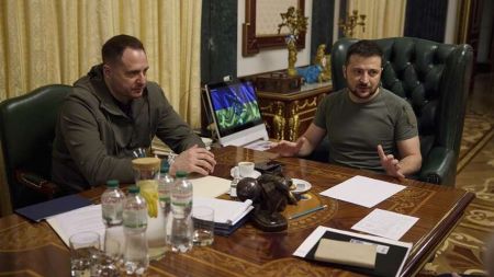 Таємниці Банкової: Зеленський роздратовано відповів на питання про звільнення Єрмака після корупційних обшуків