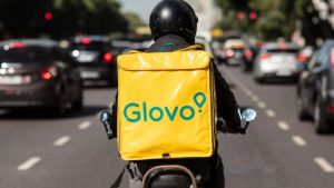 Золота доставка: клієнти Glovo шоковані списанням космічних чайових у 11 тисяч гривень