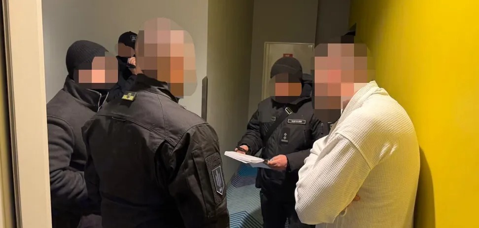 Бив мобілізованих та знімав свої дії на відео: на Київщині повідомили про підозру офіцеру ТЦК. Фото